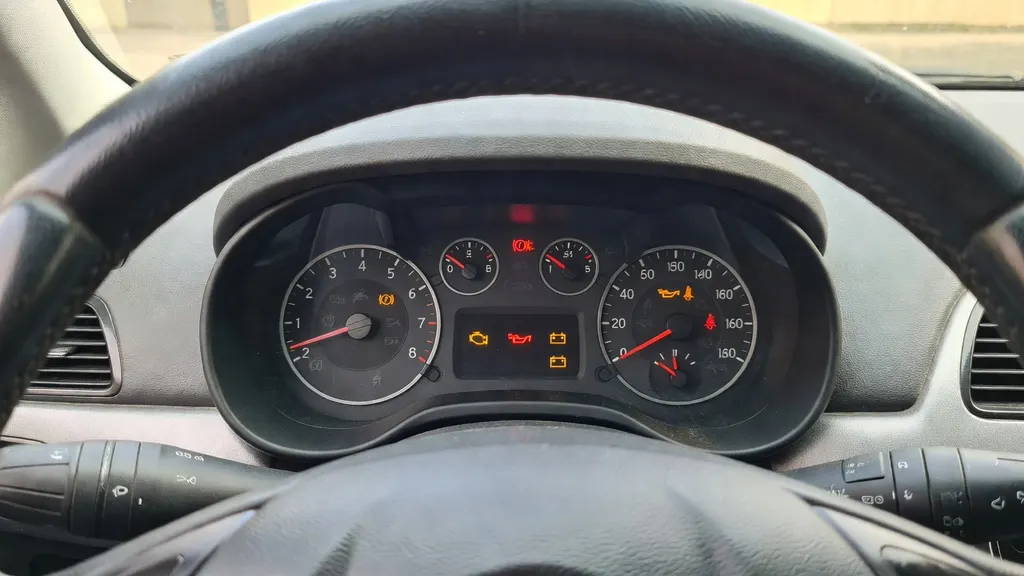 Fiat Punto – opis kontrolek i sygnałów na desce rozdzielczej